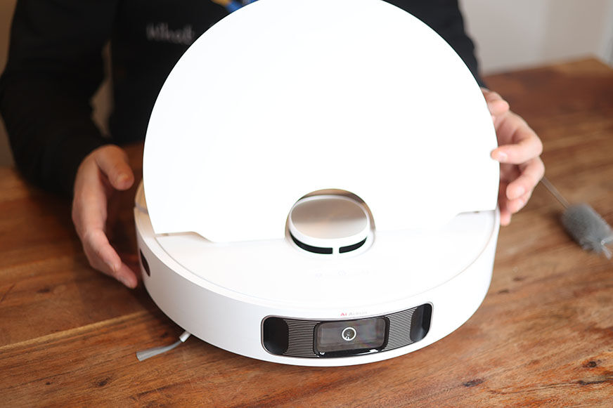 The flap of the Dreame L10s Ultra is opened.